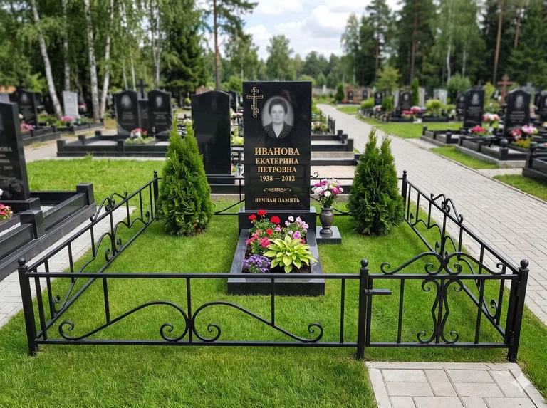 Зелёный газон на могильном участке в Красноярске