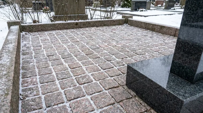 Мощение участка серой гранитной плиткой с цоколем, образец ПМ004 в Красноярске