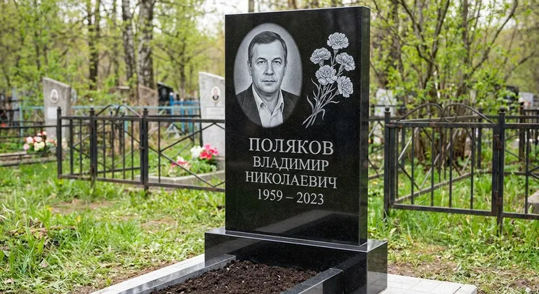 Памятник с гравировкой гвоздик — выполненная работа «Поляков» в Красноярске