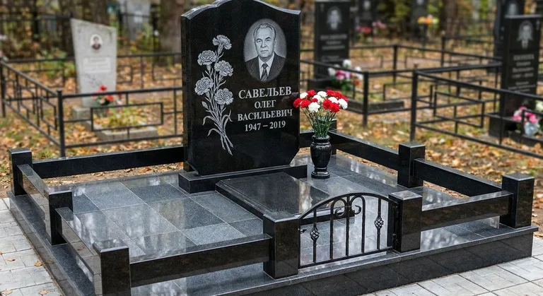 Памятник с гравировкой гвоздик — выполненная работа «Савельев» в Красноярске