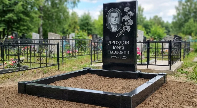 Памятник с гравировкой гвоздик — выполненная работа «Дроздов» в Красноярске