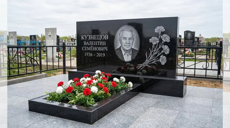 Памятник с гравировкой гвоздик — выполненная работа «Кузнецов» в Красноярске