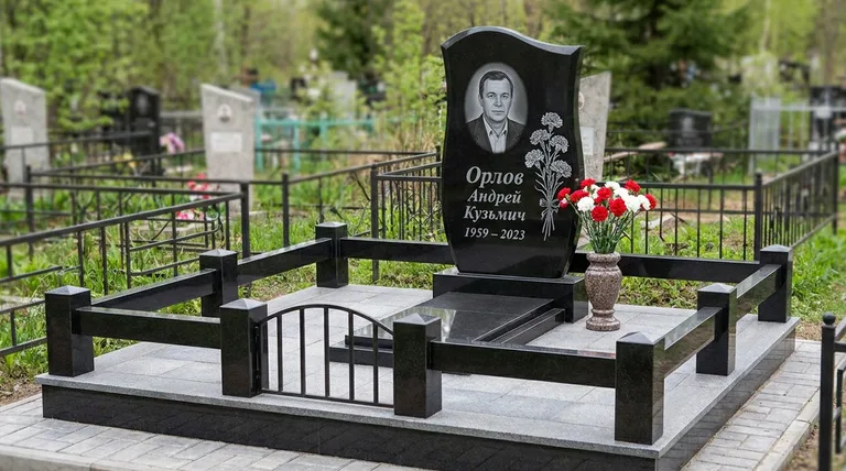 Памятник с гравировкой гвоздик — выполненная работа «Орлов» в Красноярске