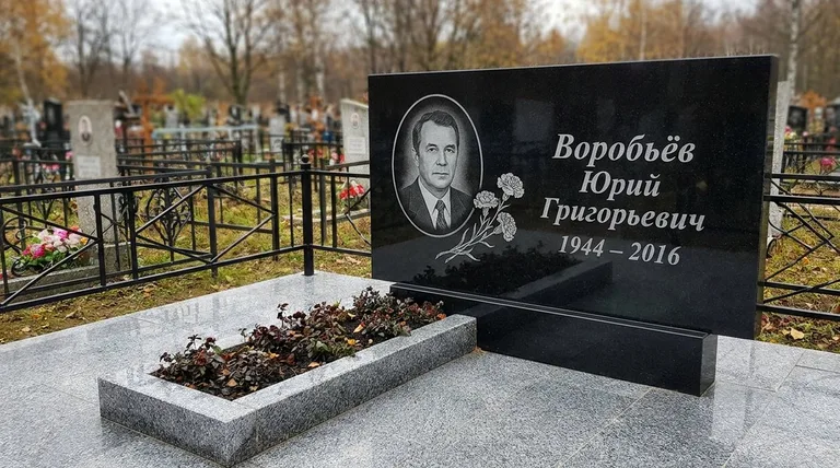 Памятник с гравировкой гвоздик — выполненная работа «Воробьёв» в Красноярске