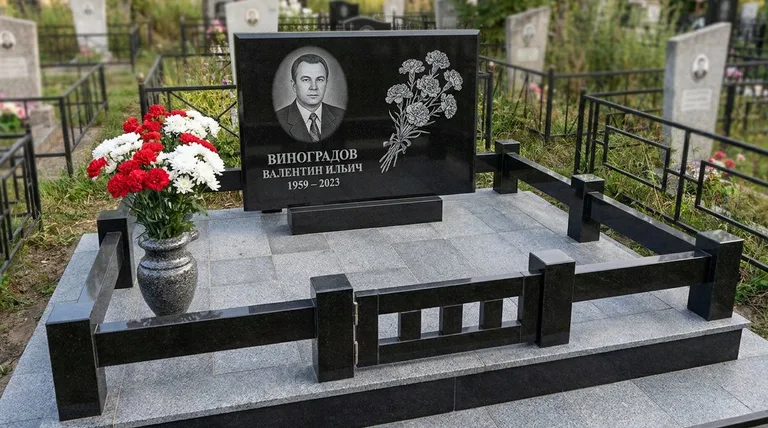 Памятник с гравировкой гвоздик — выполненная работа «Виноградов» в Красноярске