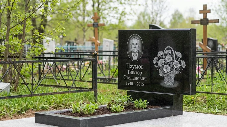 Памятник с гравировкой гвоздик — выполненная работа «Наумов» в Красноярске