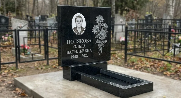 Памятник с гравировкой хризантем — выполненная работа «Полякова» в Красноярске