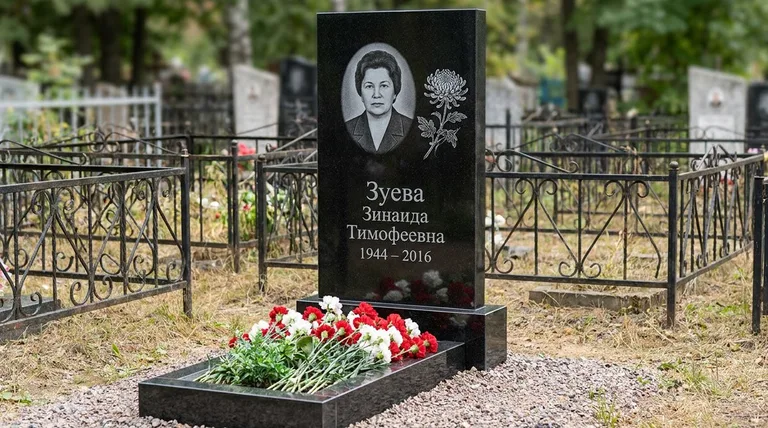 Памятник с гравировкой хризантем — выполненная работа «Зуева» в Красноярске