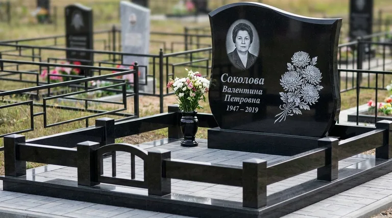 Памятник с гравировкой хризантем — выполненная работа «Соколова» в Красноярске
