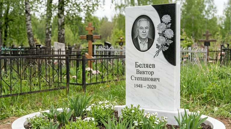 Памятник с гравировкой хризантем — выполненная работа «Беляев» в Красноярске