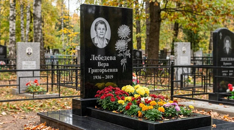 Памятник с гравировкой хризантем — выполненная работа «Лебедева» в Красноярске