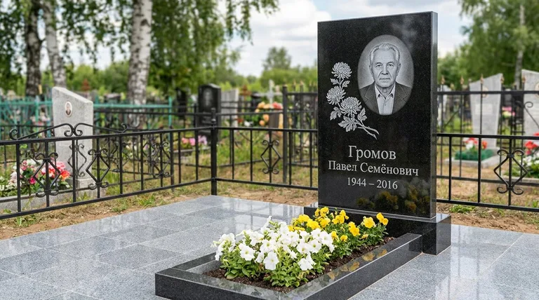 Памятник с гравировкой хризантем — выполненная работа «Громов» в Красноярске