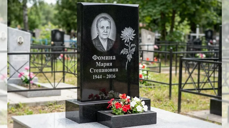 Памятник с гравировкой хризантем — выполненная работа «Фомина» в Красноярске