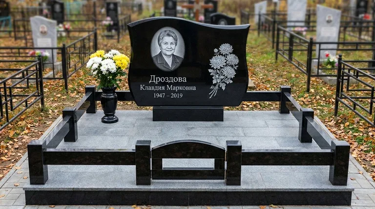 Памятник с гравировкой хризантем — выполненная работа «Дроздова» в Красноярске
