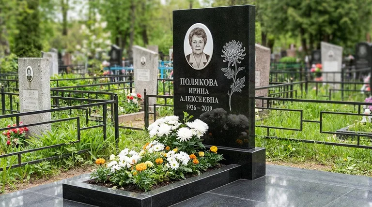 Памятник с гравировкой хризантем — выполненная работа «Полякова» в Красноярске