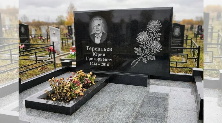 Памятник с гравировкой хризантем — выполненная работа «Терентьев» в Красноярске