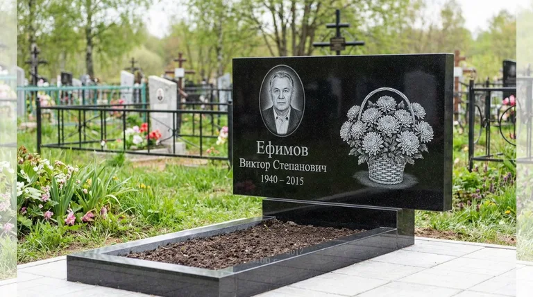 Памятник с гравировкой хризантем — выполненная работа «Ефимов» в Красноярске
