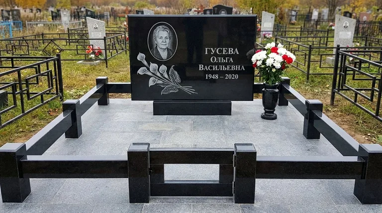 Памятник с гравировкой калл — выполненная работа «Гусева» в Красноярске
