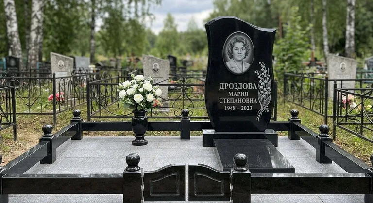 Памятник с гравировкой ландышей — выполненная работа «Дроздова» в Красноярске