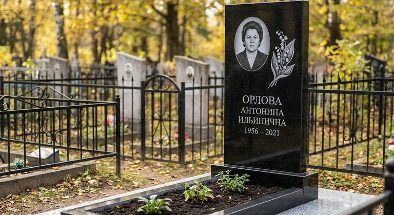 Памятник с гравировкой ландышей — выполненная работа «Орлова» в Красноярске