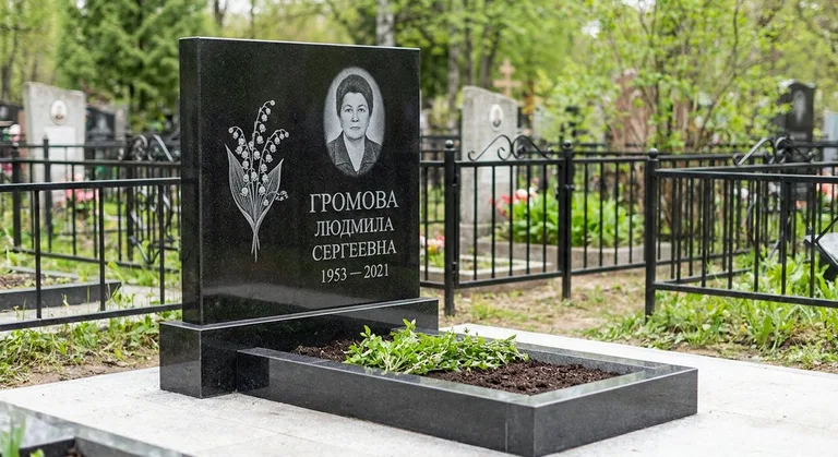Памятник с гравировкой ландышей — выполненная работа «Громова» в Красноярске