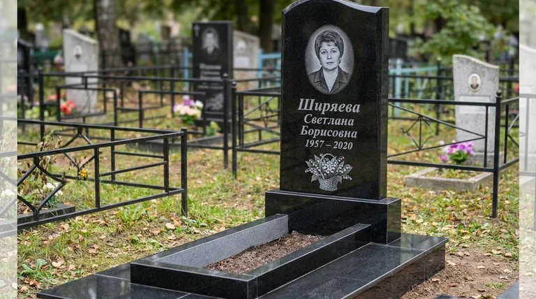 Памятник с гравировкой ландышей — выполненная работа «Ширяева» в Красноярске