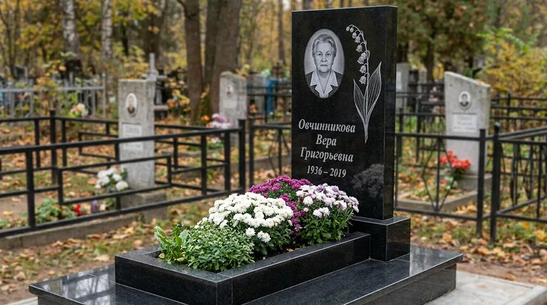 Памятник с гравировкой ландышей — выполненная работа «Овчинникова» в Красноярске