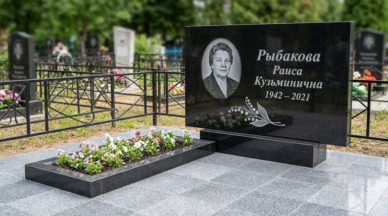 Памятник с гравировкой ландышей — выполненная работа «Рыбакова» в Красноярске
