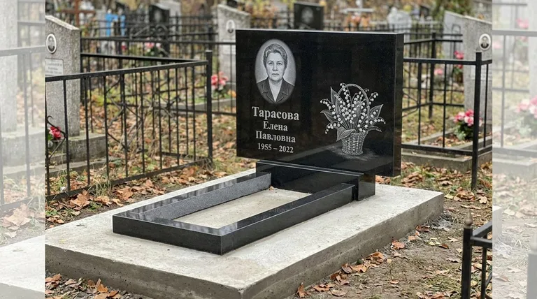 Памятник с гравировкой ландышей — выполненная работа «Тарасова» в Красноярске