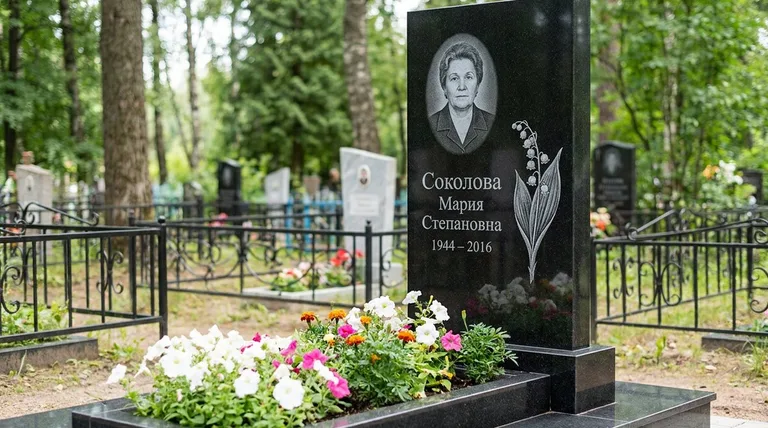 Памятник с гравировкой ландышей — выполненная работа «Соколова» в Красноярске