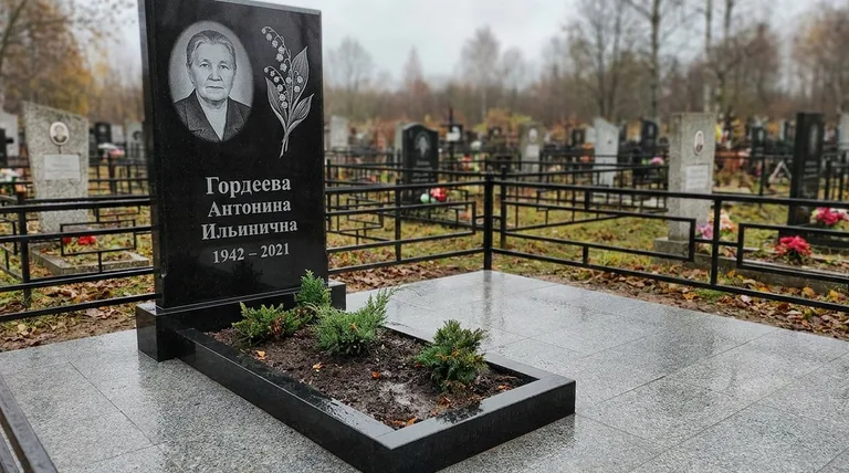 Памятник с гравировкой ландышей — выполненная работа «Гордеева» в Красноярске