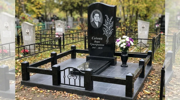Памятник с гравировкой ландышей — выполненная работа «Седова» в Красноярске