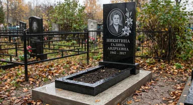 Памятник с гравировкой лилий — выполненная работа «Никитина» в Красноярске