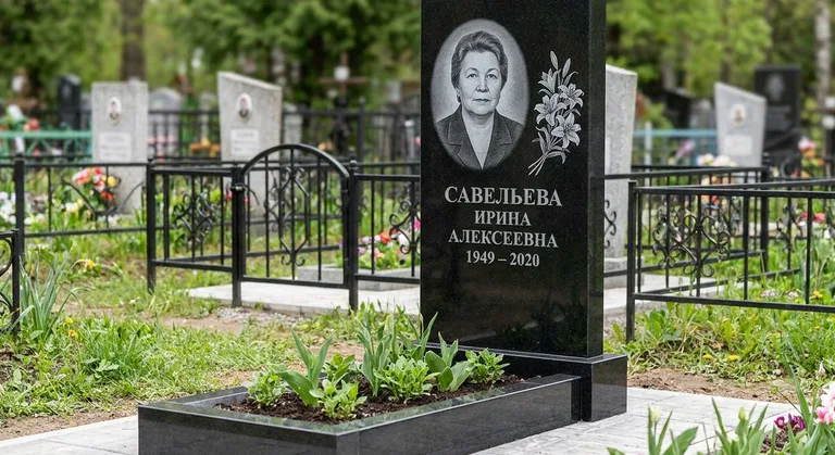 Памятник с гравировкой лилий — выполненная работа «Савельева» в Красноярске