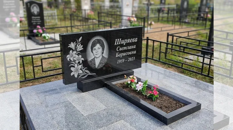 Памятник с гравировкой лилий — выполненная работа «Ширяева» в Красноярске