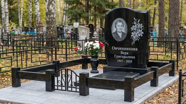 Памятник с гравировкой лилий — выполненная работа «Овчинникова» в Красноярске