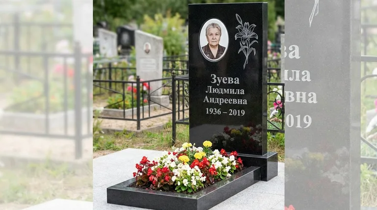Памятник с гравировкой лилий — выполненная работа «Зуева» в Красноярске