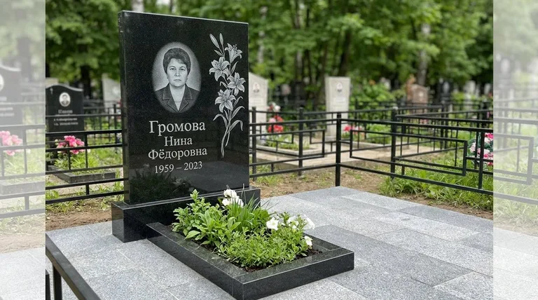 Памятник с гравировкой лилий — выполненная работа «Громова» в Красноярске