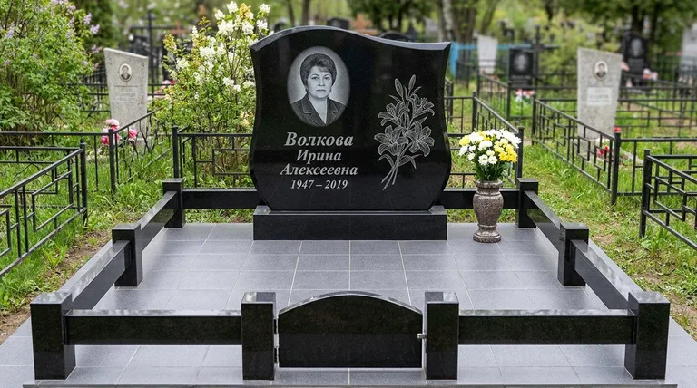 Памятник с гравировкой лилий — выполненная работа «Волкова» в Красноярске