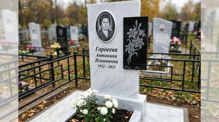 Памятник с гравировкой лилий — выполненная работа «Гордеева» в Красноярске