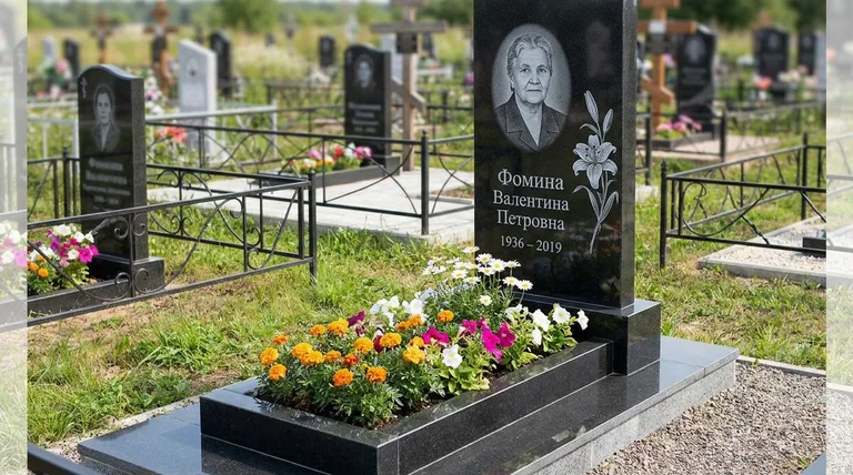 Памятник с гравировкой лилий — выполненная работа «Фомина» в Красноярске