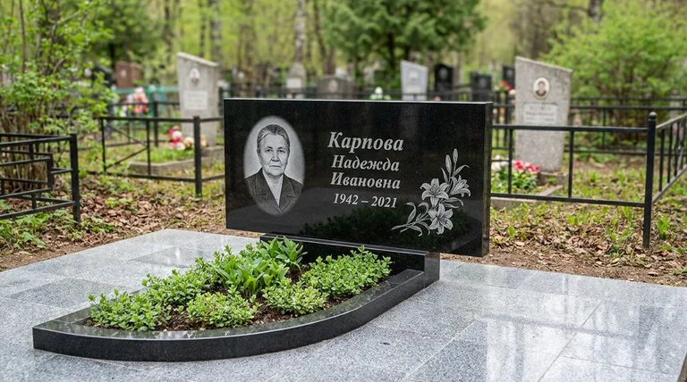 Памятник с гравировкой лилий — выполненная работа «Карпова» в Красноярске