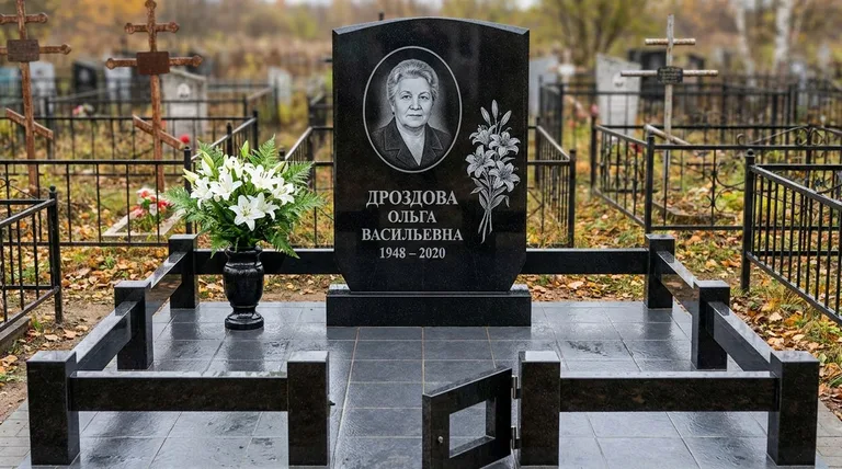 Памятник с гравировкой лилий — выполненная работа «Дроздова» в Красноярске