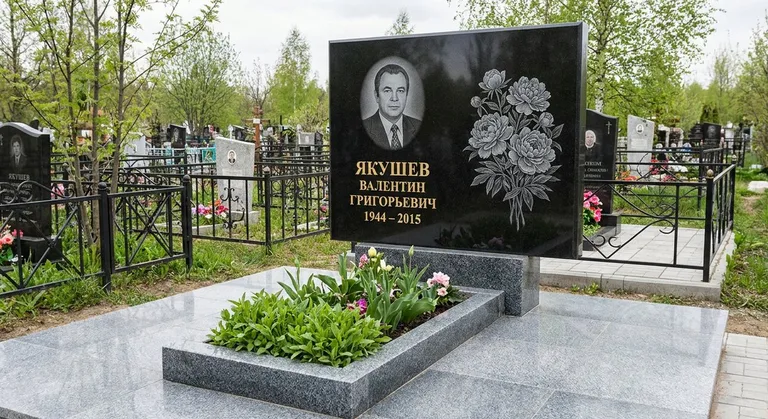 Памятник с гравировкой пионов — выполненная работа «Якушев» в Красноярске