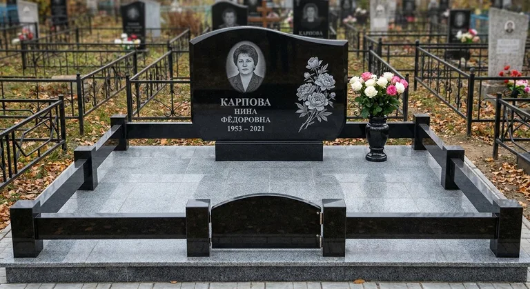 Памятник с гравировкой пионов — выполненная работа «Карпова» в Красноярске