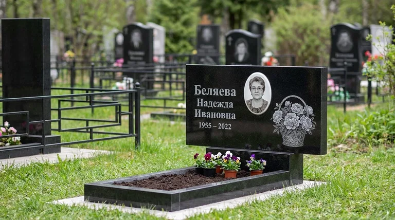 Памятник с гравировкой пионов — выполненная работа «Беляева» в Красноярске