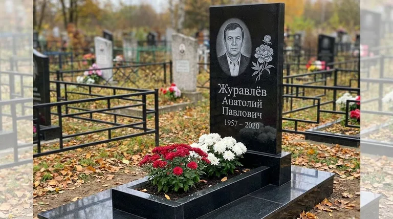 Памятник с гравировкой пионов — выполненная работа «Журавлёв» в Красноярске