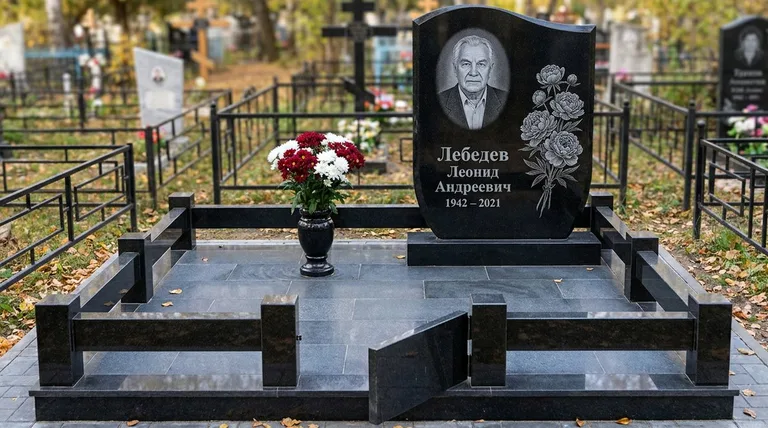 Памятник с гравировкой пионов — выполненная работа «Лебедев» в Красноярске