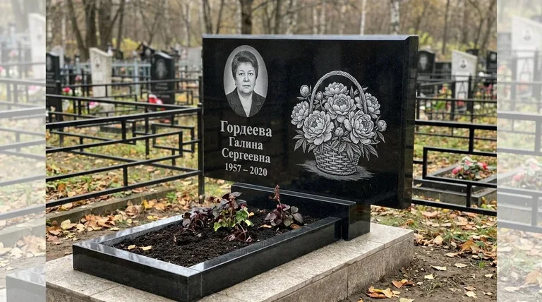 Памятник с гравировкой пионов — выполненная работа «Гордеева» в Красноярске