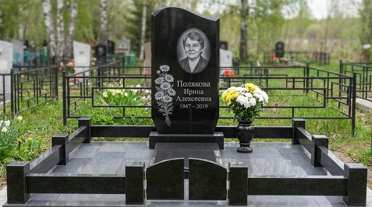 Памятник с гравировкой ромашек — выполненная работа «Полякова» в Красноярске